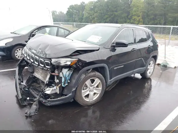 3C4NJCBB8NT138933 2022 JEEP COMPASS - Image 2