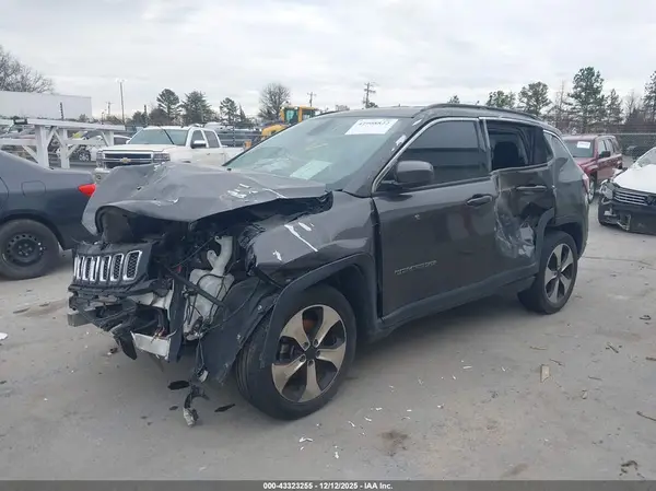 3C4NJCBB9JT137364 2018 JEEP COMPASS - Image 2