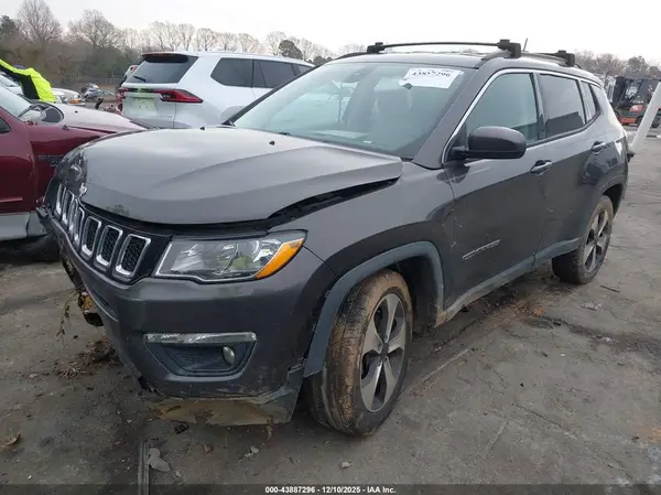 3C4NJCBB9JT194597 2018 JEEP COMPASS - Image 2