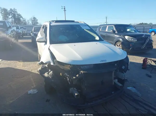 3C4NJCBBXKT706577 2019 JEEP COMPASS - Image 1