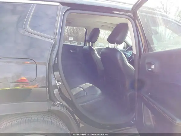 3C4NJCCB0JT300420 2018 JEEP COMPASS - Image 8