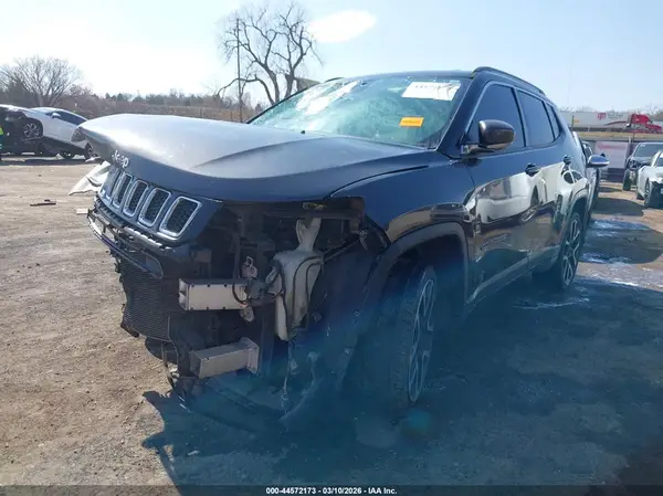 3C4NJCCB0JT368202 2018 JEEP COMPASS - Image 2