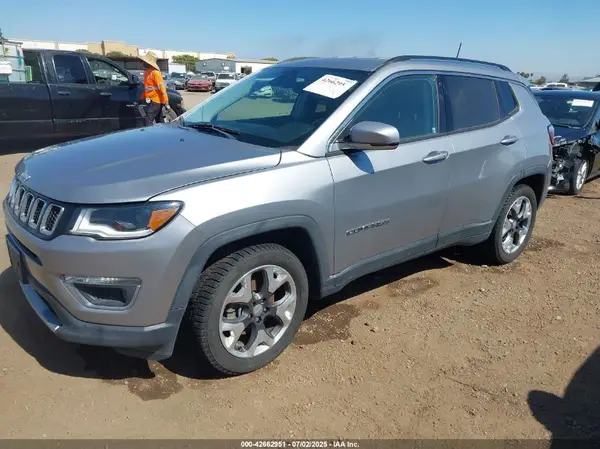 3C4NJCCB0JT407015 2018 JEEP COMPASS - Image 2