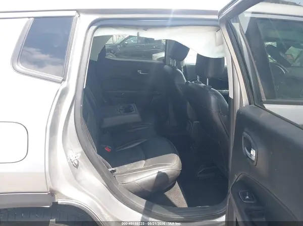 3C4NJCCB0KT662555 2019 JEEP COMPASS - Image 8
