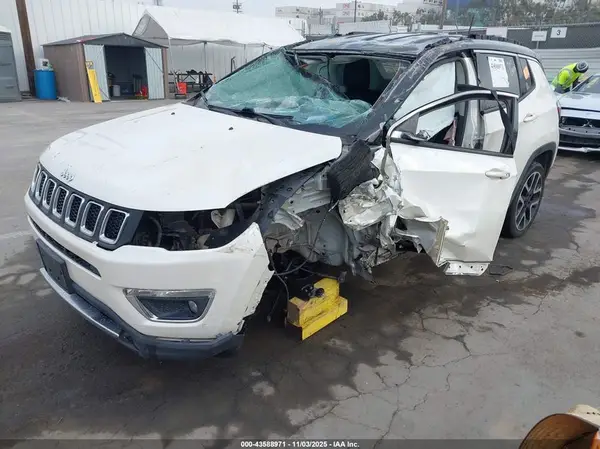 3C4NJCCB2JT205079 2018 JEEP COMPASS - Image 2