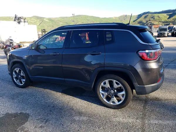 3C4NJCCB2JT211447 2018 JEEP COMPASS - Image 2