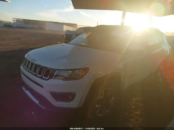 3C4NJCCB2JT257098 2018 JEEP COMPASS - Image 2