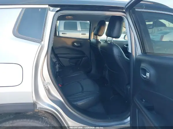 3C4NJCCB2JT318837 2018 JEEP COMPASS - Image 8