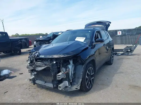 3C4NJCCB4JT139926 2018 JEEP COMPASS - Image 2