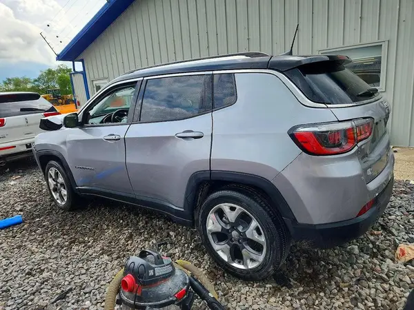 3C4NJCCB7JT211492 2018 JEEP COMPASS - Image 2