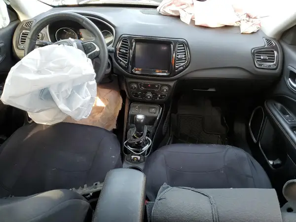 3C4NJCCB9JT194565 2018 JEEP COMPASS - Image 8