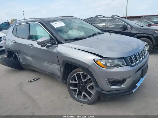 3C4NJCCBXJT499864 2018 JEEP COMPASS - Image 1