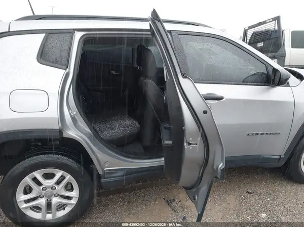 3C4NJDAB0JT493872 2018 JEEP COMPASS - Image 8