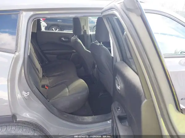3C4NJDAB2KT695954 2019 JEEP COMPASS - Image 8