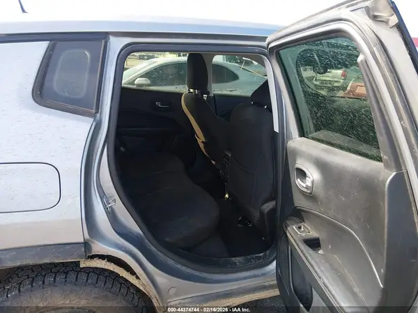3C4NJDAB7JT135748 2018 JEEP COMPASS - Image 8