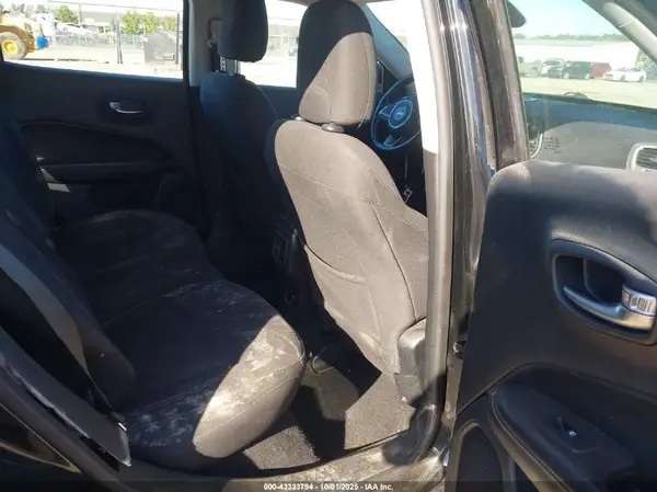 3C4NJDAB7JT339174 2018 JEEP COMPASS - Image 8