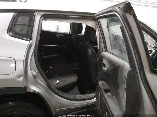 3C4NJDAB8JT111765 2018 JEEP COMPASS - Image 8