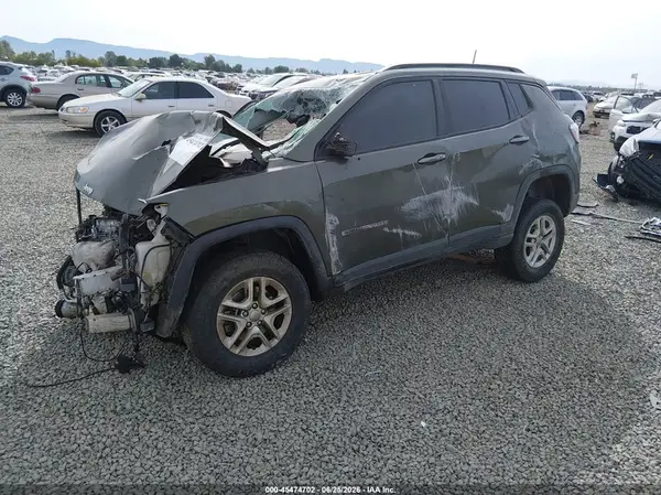3C4NJDAB8JT252352 2018 JEEP COMPASS - Image 2