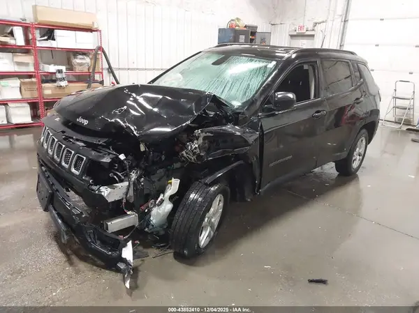 3C4NJDAB8JT320682 2018 JEEP COMPASS - Image 2