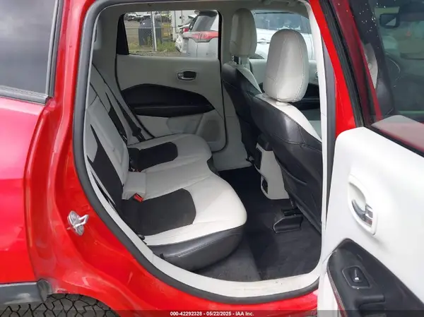 3C4NJDBB0JT233065 2018 JEEP COMPASS - Image 8