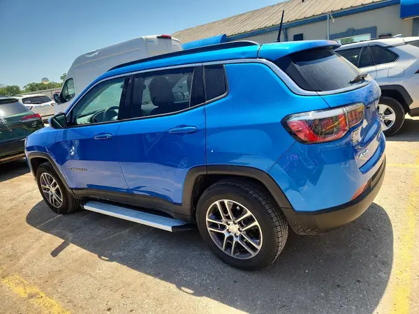 3C4NJDBB0JT239965 2018 JEEP COMPASS - Image 2