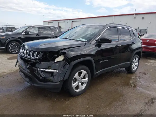 3C4NJDBB0JT256927 2018 JEEP COMPASS - Image 2