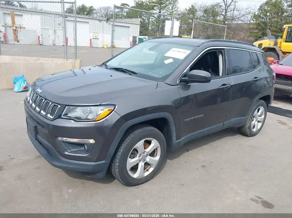 3C4NJDBB0JT262422 2018 JEEP COMPASS - Image 2