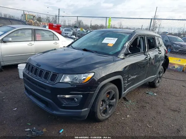 3C4NJDBB0JT313921 2018 JEEP COMPASS - Image 2