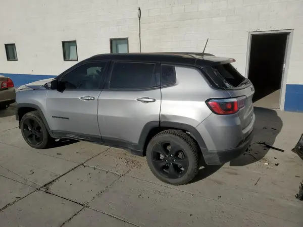 3C4NJDBB0JT396105 2018 JEEP COMPASS - Image 2