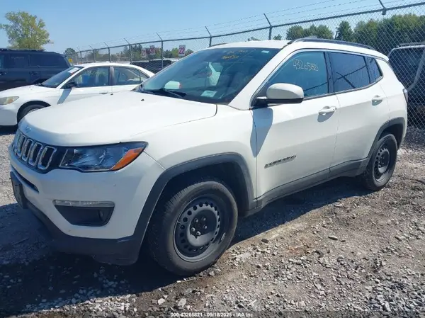 3C4NJDBB1JT207140 2018 JEEP COMPASS - Image 2
