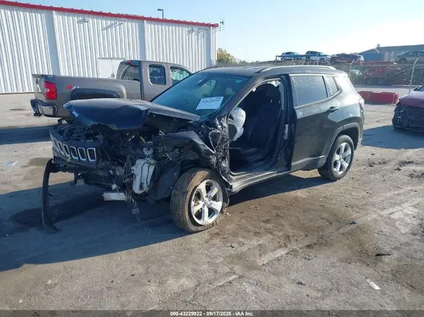 3C4NJDBB1JT255950 2018 JEEP COMPASS - Image 2