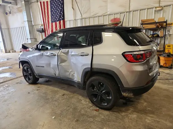 3C4NJDBB1JT323986 2018 JEEP COMPASS - Image 2
