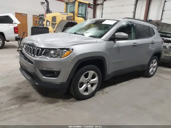 3C4NJDBB1JT349519 2018 JEEP COMPASS - Image 2