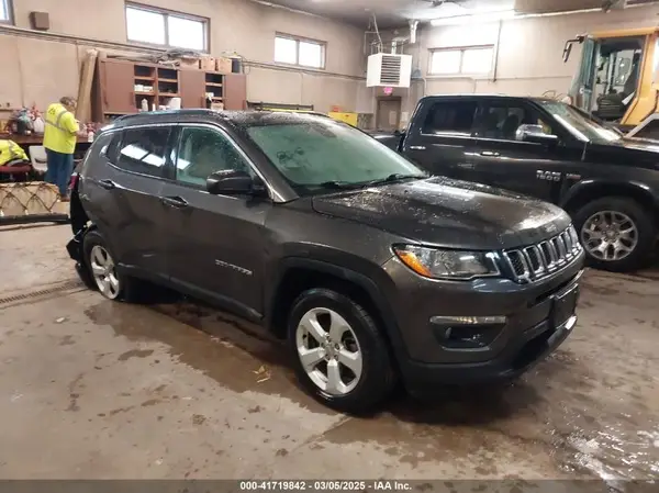 3C4NJDBB2JT107676 2018 JEEP COMPASS - Image 1