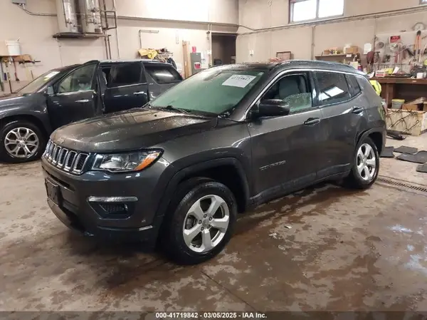 3C4NJDBB2JT107676 2018 JEEP COMPASS - Image 2