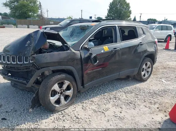 3C4NJDBB2JT222584 2018 JEEP COMPASS - Image 2