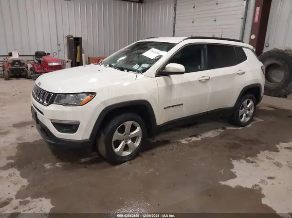 3C4NJDBB2JT256122 2018 JEEP COMPASS - Image 2