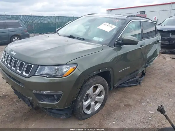 3C4NJDBB2JT270828 2018 JEEP COMPASS - Image 2