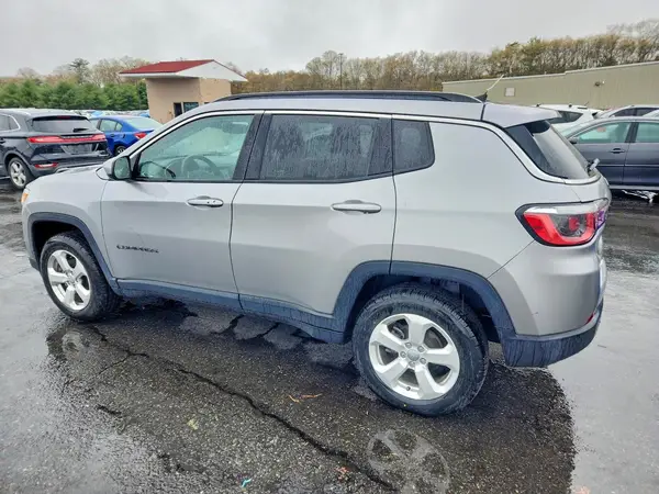 3C4NJDBB2JT282672 2018 JEEP COMPASS - Image 2