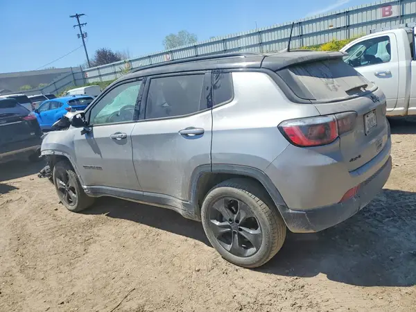 3C4NJDBB2JT325259 2018 JEEP COMPASS - Image 2