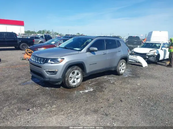 3C4NJDBB2JT331854 2018 JEEP COMPASS - Image 2