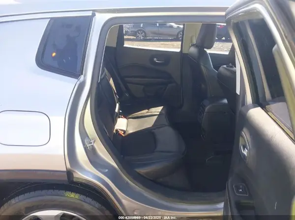 3C4NJDBB2JT331854 2018 JEEP COMPASS - Image 8