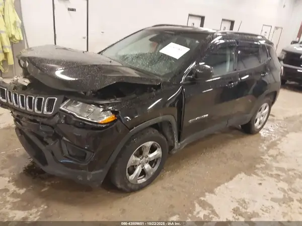 3C4NJDBB2JT373084 2018 JEEP COMPASS - Image 2
