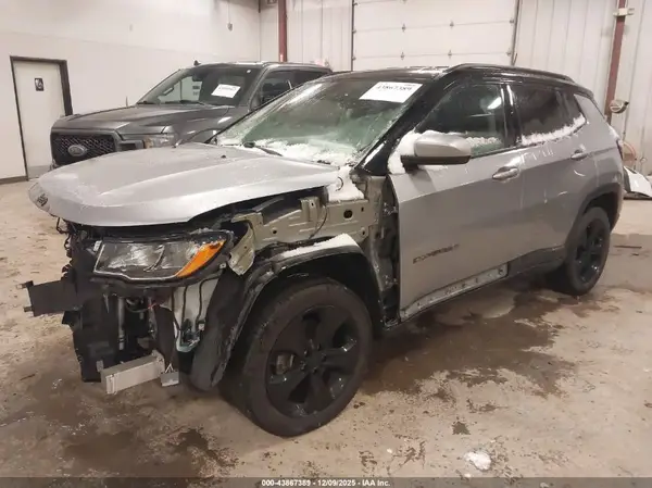 3C4NJDBB2JT395425 2018 JEEP COMPASS - Image 2