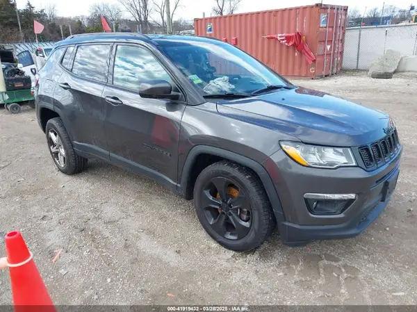 3C4NJDBB2JT395523 2018 JEEP COMPASS - Image 1