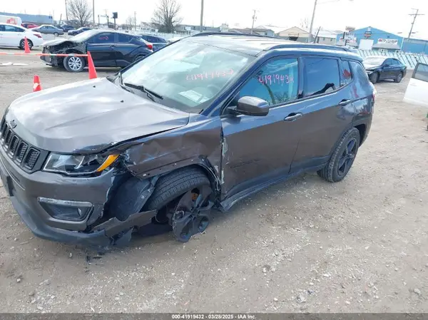 3C4NJDBB2JT395523 2018 JEEP COMPASS - Image 2