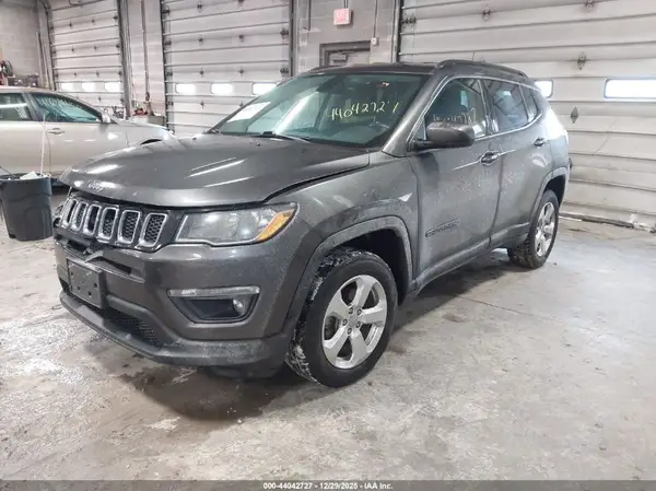 3C4NJDBB3JT259076 2018 JEEP COMPASS - Image 2