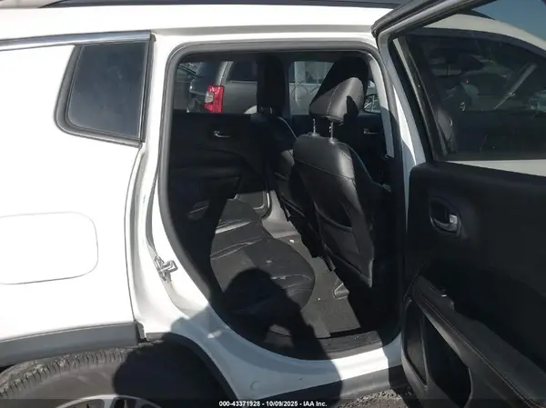 3C4NJDBB3JT483660 2018 JEEP COMPASS - Image 8
