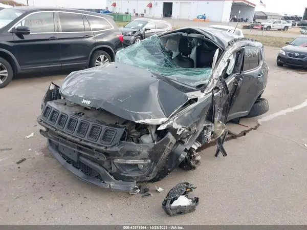 3C4NJDBB4JT142672 2018 JEEP COMPASS - Image 2