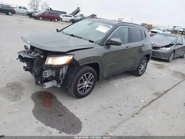 3C4NJDBB4JT153266 2018 JEEP COMPASS - Image 2